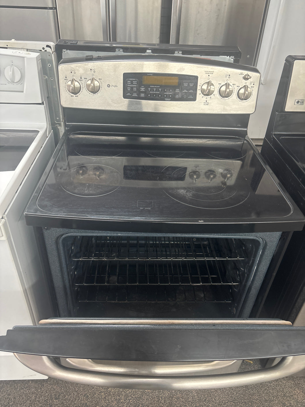 Four GE vitrocéramique stainless