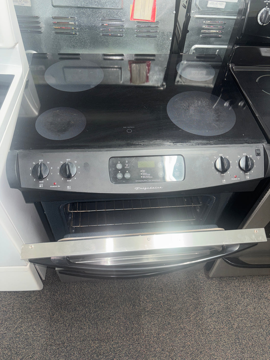 Four frigidaire encastré vitrocéramique stainless